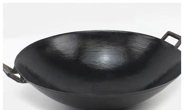 生铁锅与熟铁锅哪个不易粘锅？