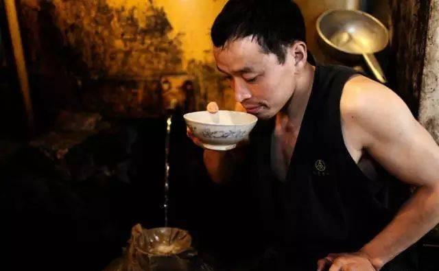 为什么白酒燃烧完了水是苦的？