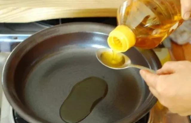煎荷包蛋为什么一定要油多，要不不成形也容易粘锅？