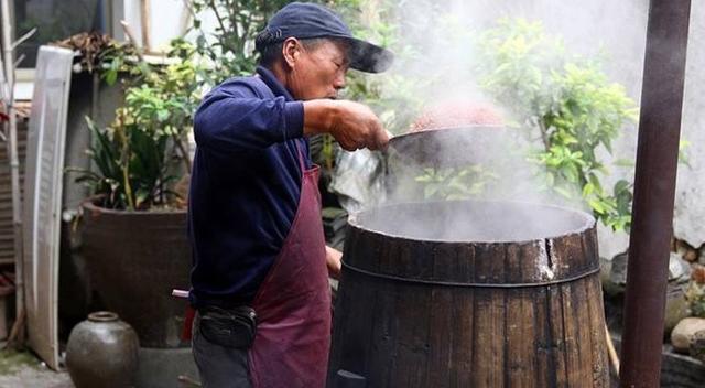 农村土法自己烧制的白酒好吗？