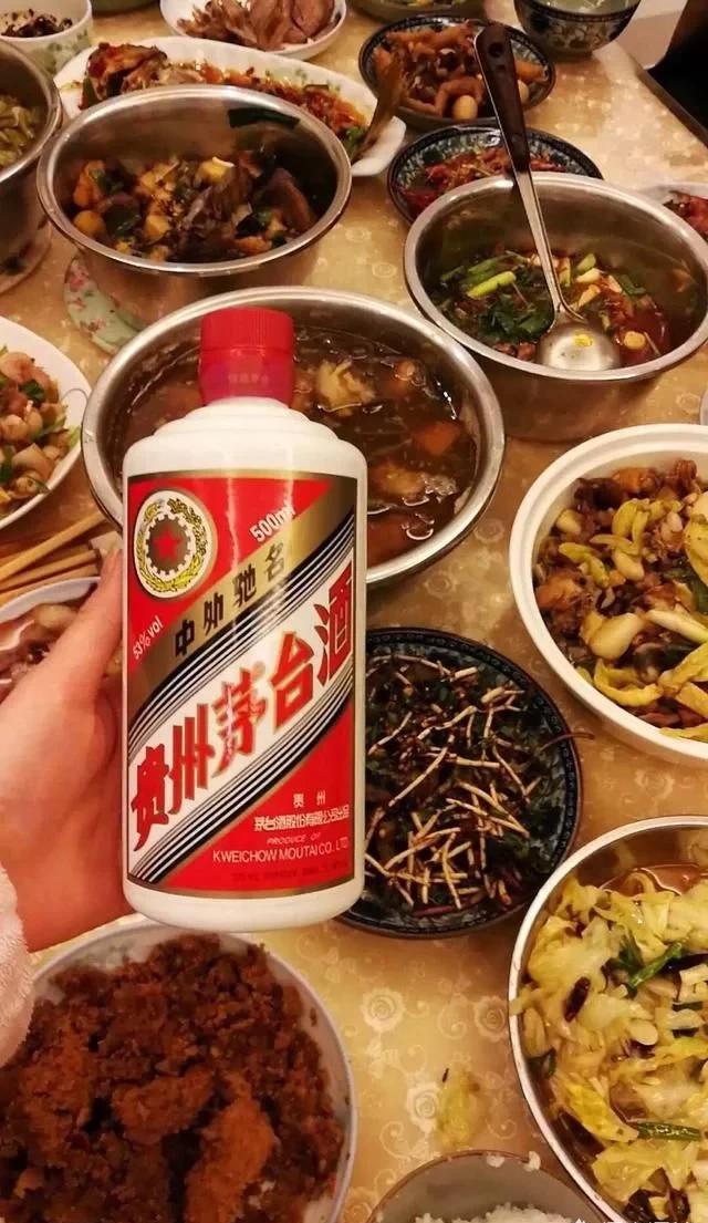 如果让你选择一种酒出现在年夜饭桌上，你选择茅台酒还是五粮液？