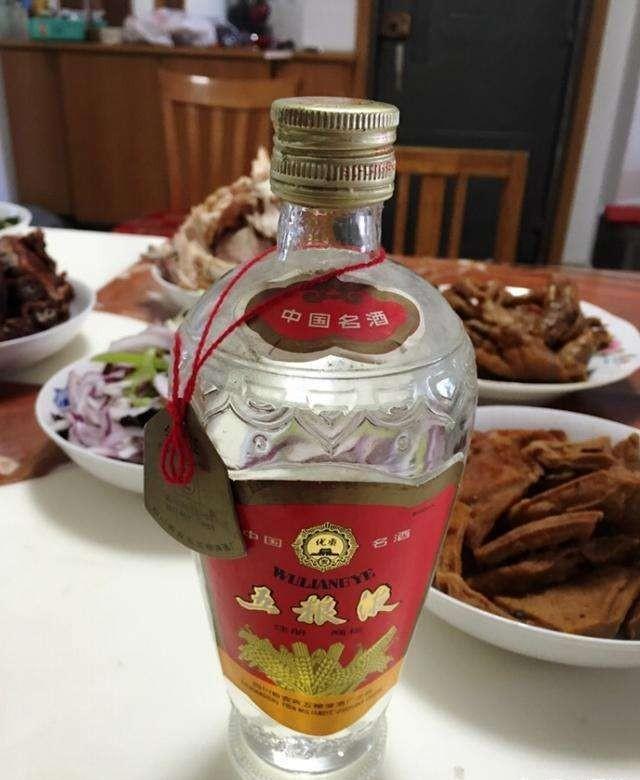 如果让你选择一种酒出现在年夜饭桌上，你选择茅台酒还是五粮液？