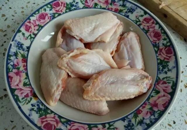 如何用不加油、不加水、不炒、不炖、不煎、不炸和不烤的方法做一份入味且嫩滑的鸡翅？
