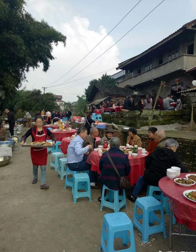 你们觉得结婚在酒店包席好还是在农村办坝坝席好？