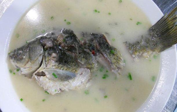 怎样炖鲫鱼汤的鱼汤才能更鲜更浓更白？