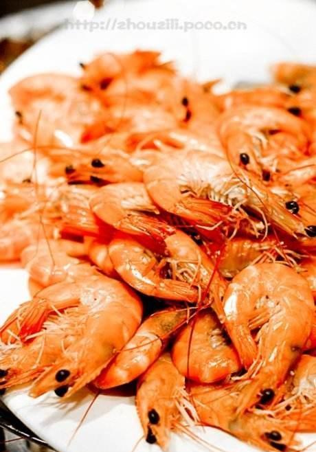 去饭店吃饭点的活虾，如何辨别做熟后的虾是活虾做的还是死虾做的？