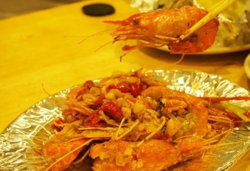 去饭店吃饭点的活虾，如何辨别做熟后的虾是活虾做的还是死虾做的？