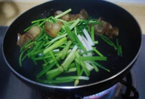 腊肉能和蒜苔一起吃吗？怎么做好吃？