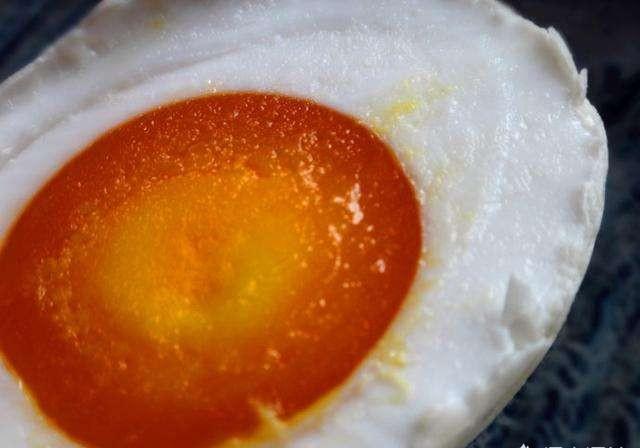 煮熟的咸鸭蛋放在冰箱里很久了，还可以吃吗？