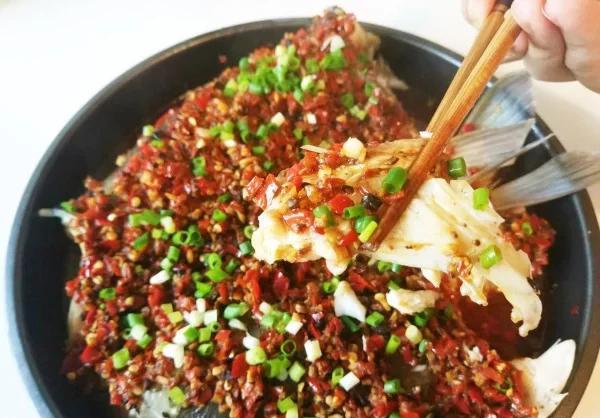 在举办农村家宴时，应该如何做好剁椒鱼头这道菜？