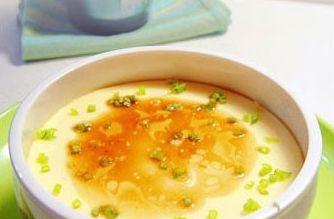 为什么自己蒸鸡蛋蒸出来是乳白色的？是假鸡蛋吗？