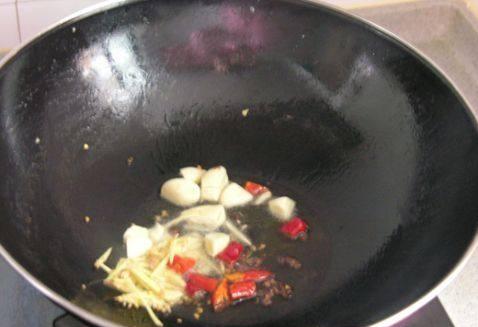 猪肥肠和青椒怎么煮美味可口，需要什么调味品？