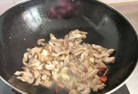 猪肥肠和青椒怎么煮美味可口，需要什么调味品？