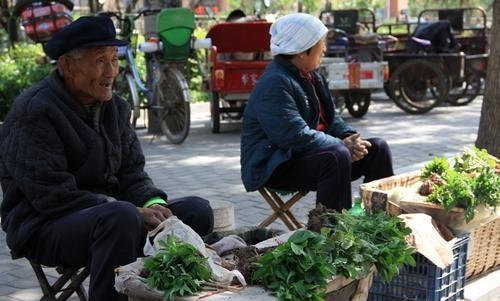 有人宁愿去超市买菜，也不愿买路边老人的便宜菜，为什么？