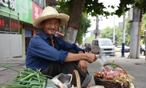 有人宁愿去超市买菜，也不愿买路边老人的便宜菜，为什么？