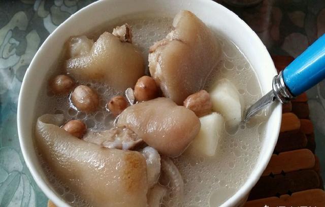 猪蹄花生煲汤，营养又美味，该怎样制作呢？怎样保证汤不腥而味浓呢？