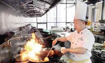 为什么饭店炒菜的大铁锅从来都不粘锅？