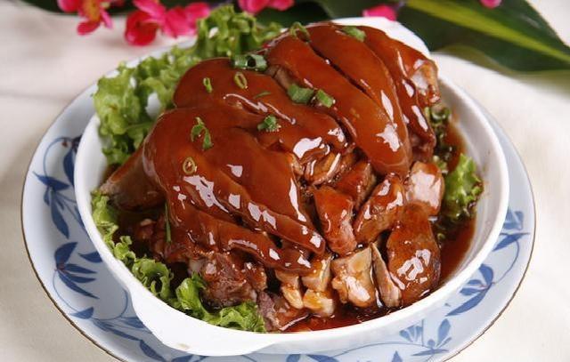 东坡肘子怎么做才软糯酥烂，肥而不腻？