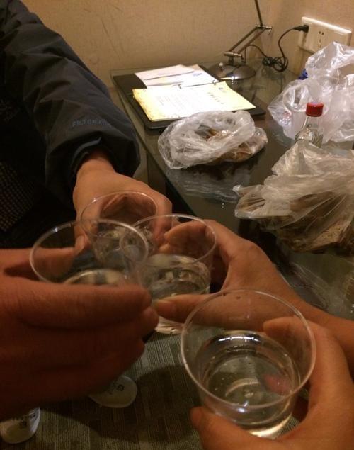 酒桌上一个山东人一个东北人一个内蒙人,一个陕西人,谁先喝趴下?