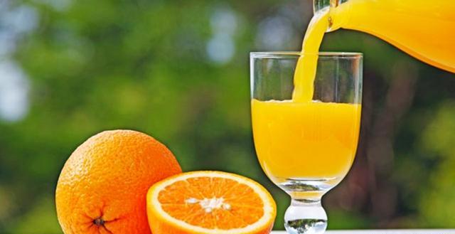 每天把水果打成果汁喝好，还是直接吃水果好？哪个营养更高？