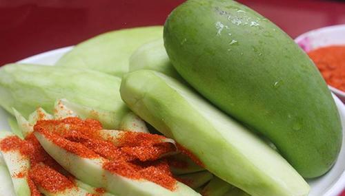 在云南，水果蘸辣椒吃是什么感受？