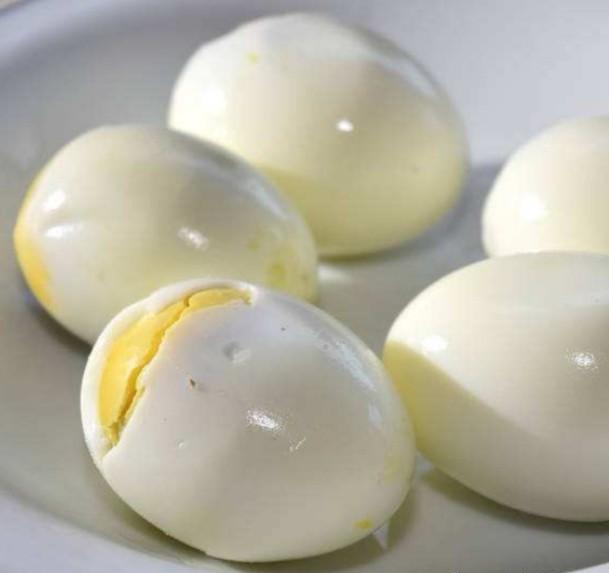 怎么煮鸡蛋不会粘壳？