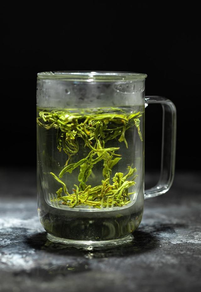 泡绿茶时，为什么茶汤有时变黄？