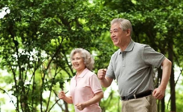 对于50岁以后的人来说，早晨起来走路和慢跑相比，哪个锻炼身体效果好？