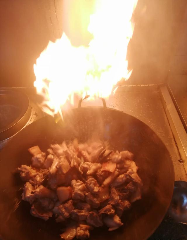 猪肉炒时会粘锅为什么？