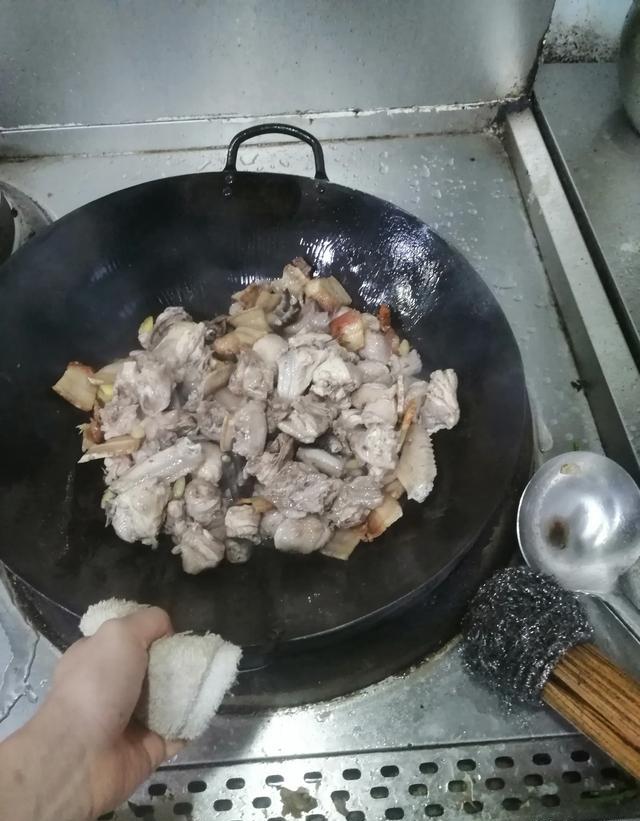 猪肉炒时会粘锅为什么？