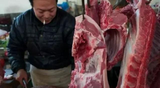 为什么农村集镇上的肉贩子，经常拿一块布在猪肉上擦一擦？