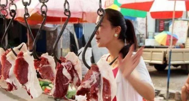 为什么农村集镇上的肉贩子，经常拿一块布在猪肉上擦一擦？