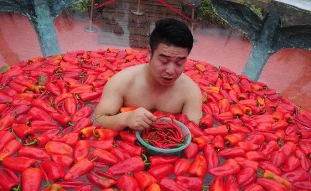 湖南“辣王”争霸，选手坐辣椒缸吞15个辣椒夺冠，湖南人有多能吃辣？