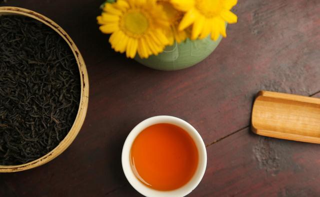 红茶，绿茶，白茶，黑茶，胃不太好的人喝哪种茶比较好？