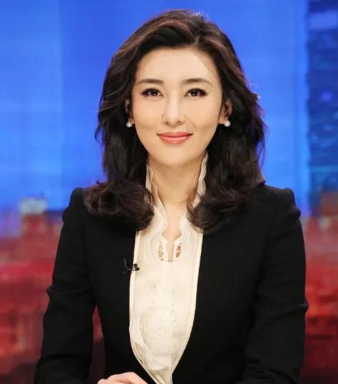 李红是央视中文国际频道《海峡两岸》栏目主持人,李红长得天然的美