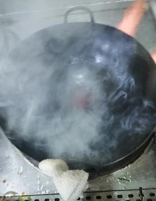 如何让肉丝下锅不粘锅？