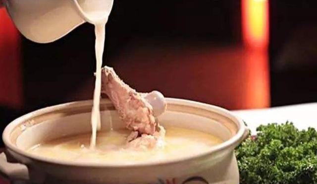 怎样才能煮出奶白的骨头汤来？饭馆里的骨头汤里都放了哪些材料？