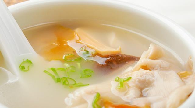 怎样才能煮出奶白的骨头汤来？饭馆里的骨头汤里都放了哪些材料？