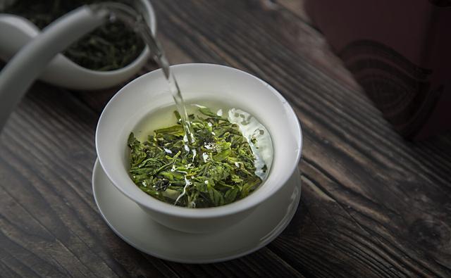 绿茶与红茶，哪个更适合血压高的人喝呢？