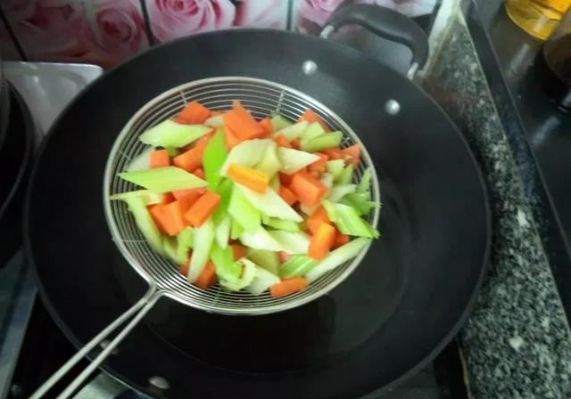 芹菜花生豆怎么凉拌？
