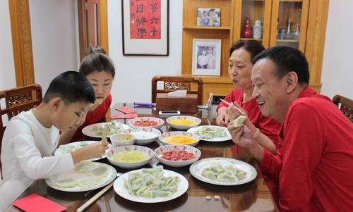 为什么有人很热情的邀请你去他家吃饭，结果只是给你吃了饺子？