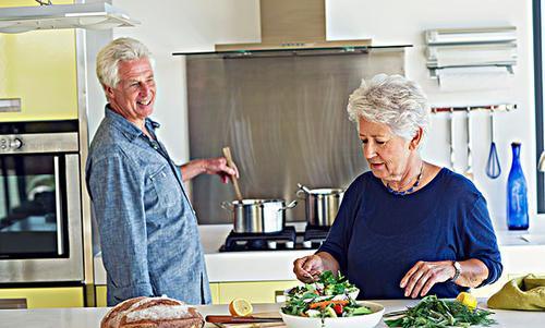 如果七十多岁的老人每天还在给儿女做饭，这样应该吗？