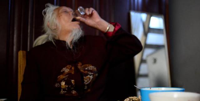 每天都喝酒好不好？为啥有个百岁老人，每天都有喝点白酒习惯？
