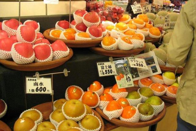 日本水果贵还是日本人穷？日本人吃不起水果的背后原因是什么？