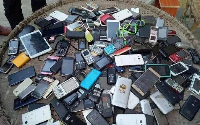 有人到农村收“废旧手机”，用手机换盆，收来做什么？