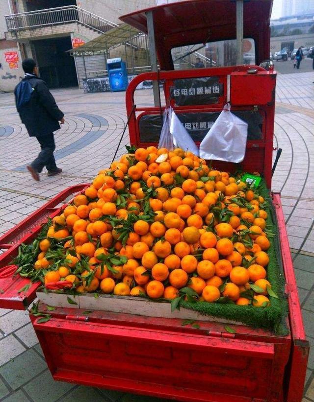路边卖水果挣钱吗？