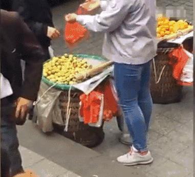 路边卖水果挣钱吗？