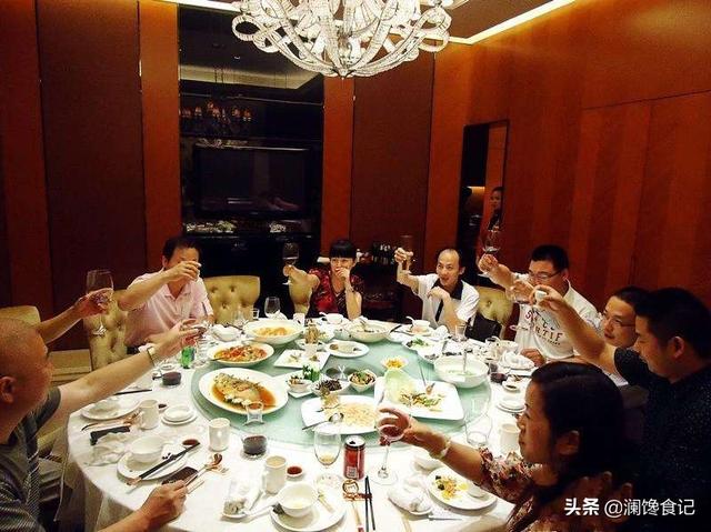 假如有人在酒桌上发烟不发给你，该如何巧妙的回击他？