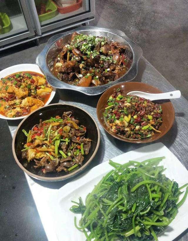 在饭店上班，老板一个月只买两三次肉。顿顿吃素，还有干下去的必要吗？