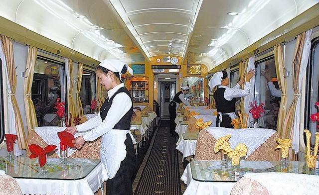 为何火车上的饭宁可贵的没人吃也不愿意降点价多销呢？